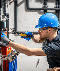Loodgieter met blauwe helm